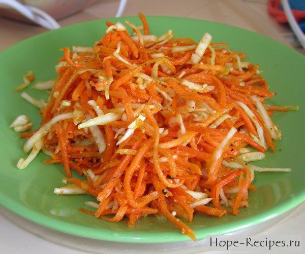Витаминный салат из капусты с морковкой