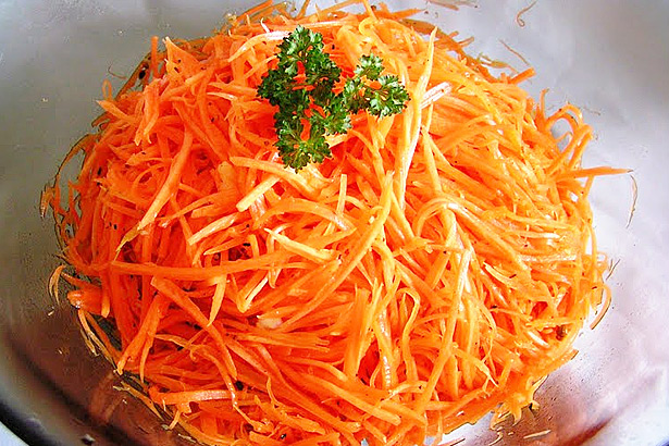 Витаминный салат из капусты с морковкой