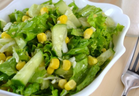 Салат из овощей и кукурузы