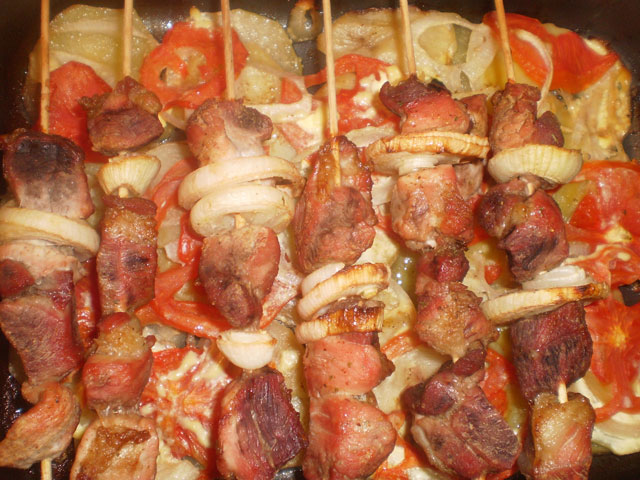 Свинина на шпажках в духовке с картошкой рецепт с фото
