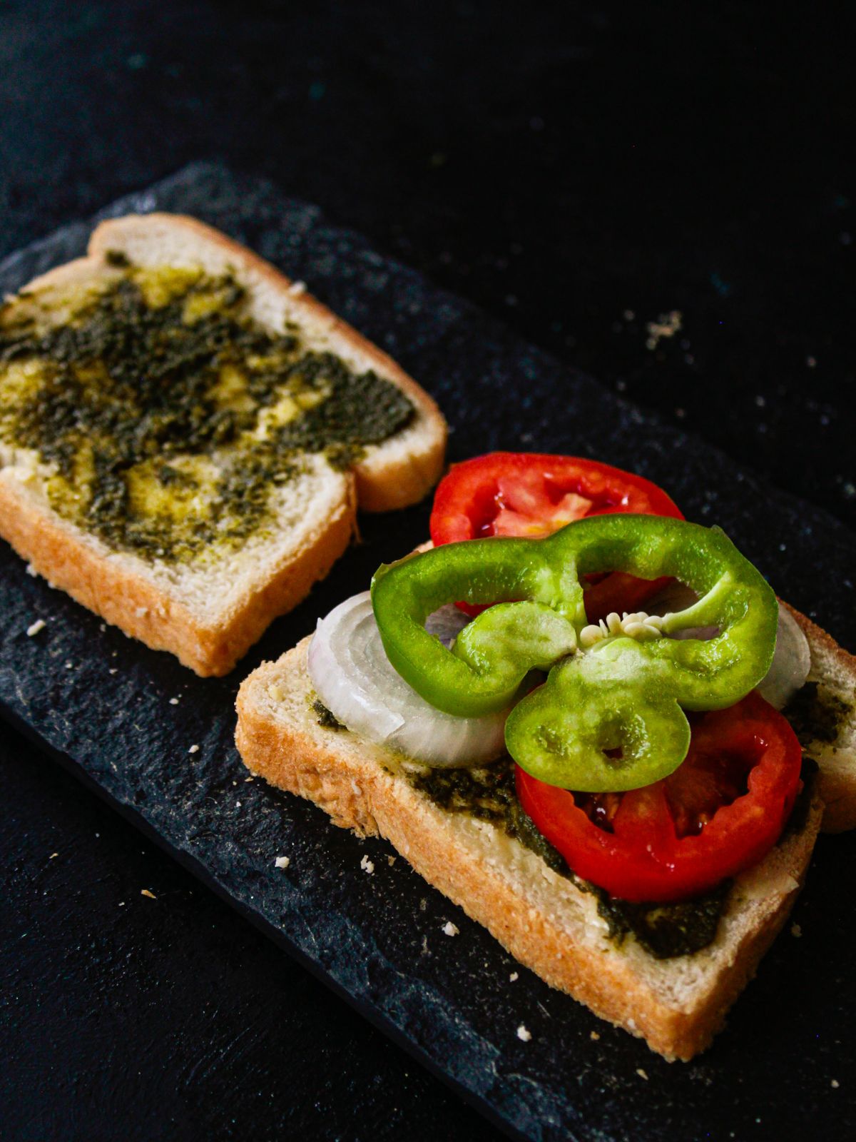 кольцо зеленого перца поверх помидора на ломтиках сэндвича