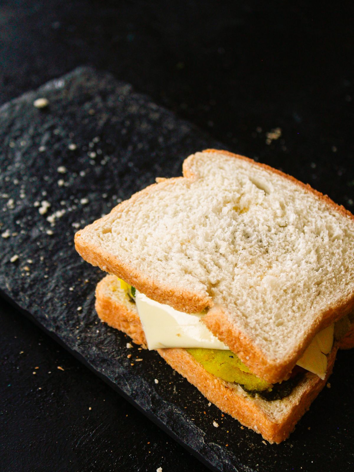 собранный сэндвич, поджаренный на черном столе