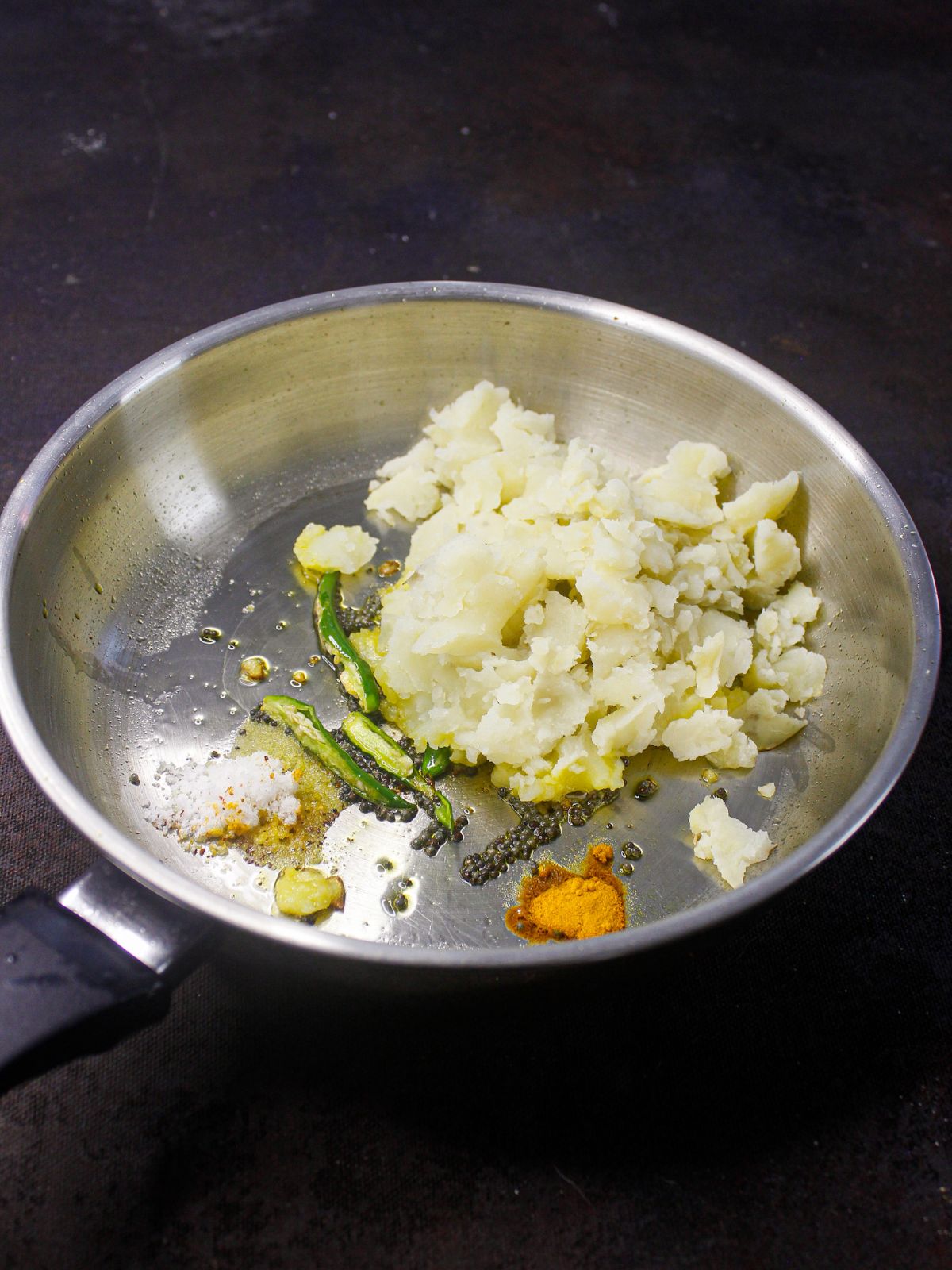 картофель в сковороде с маслом и травами