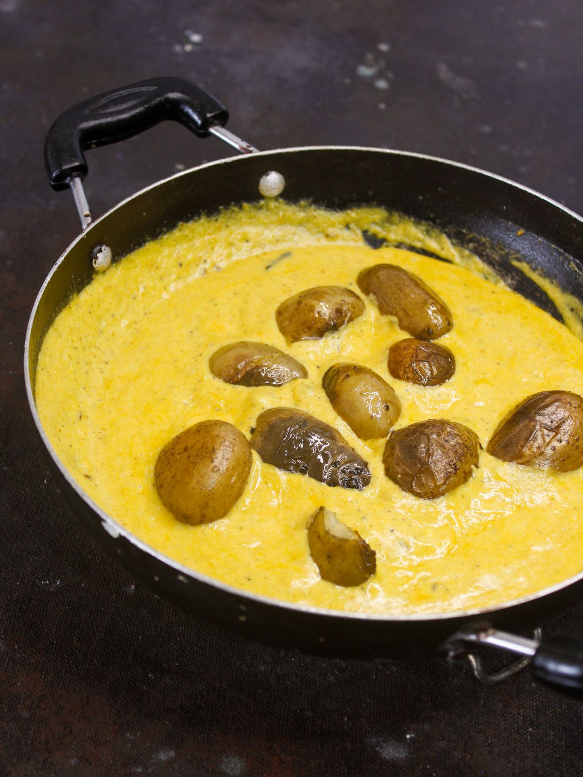 картофель в желтом карри в сковороде