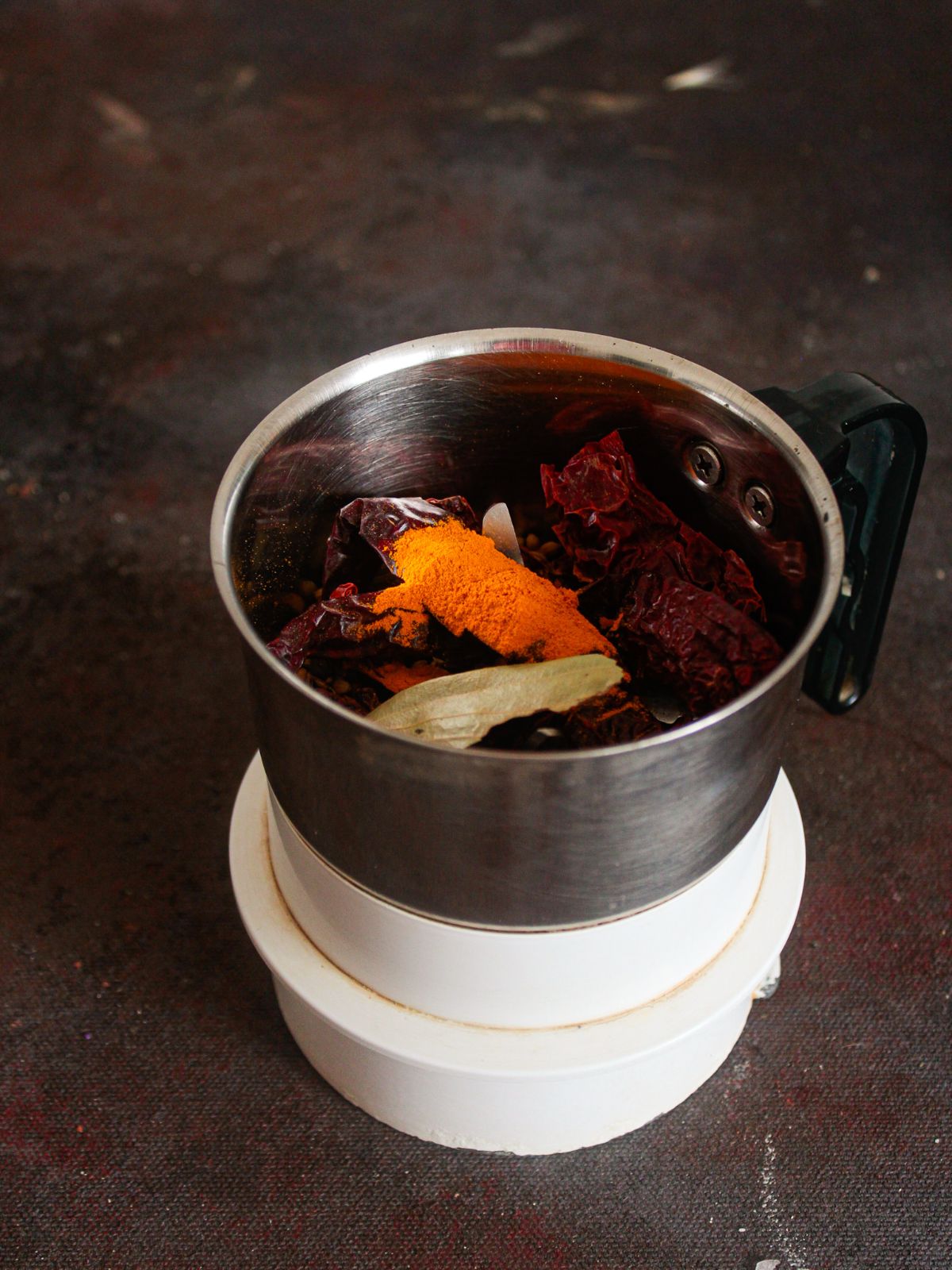 кофемолка для специй, наполненная обжаренными специями перед помолом