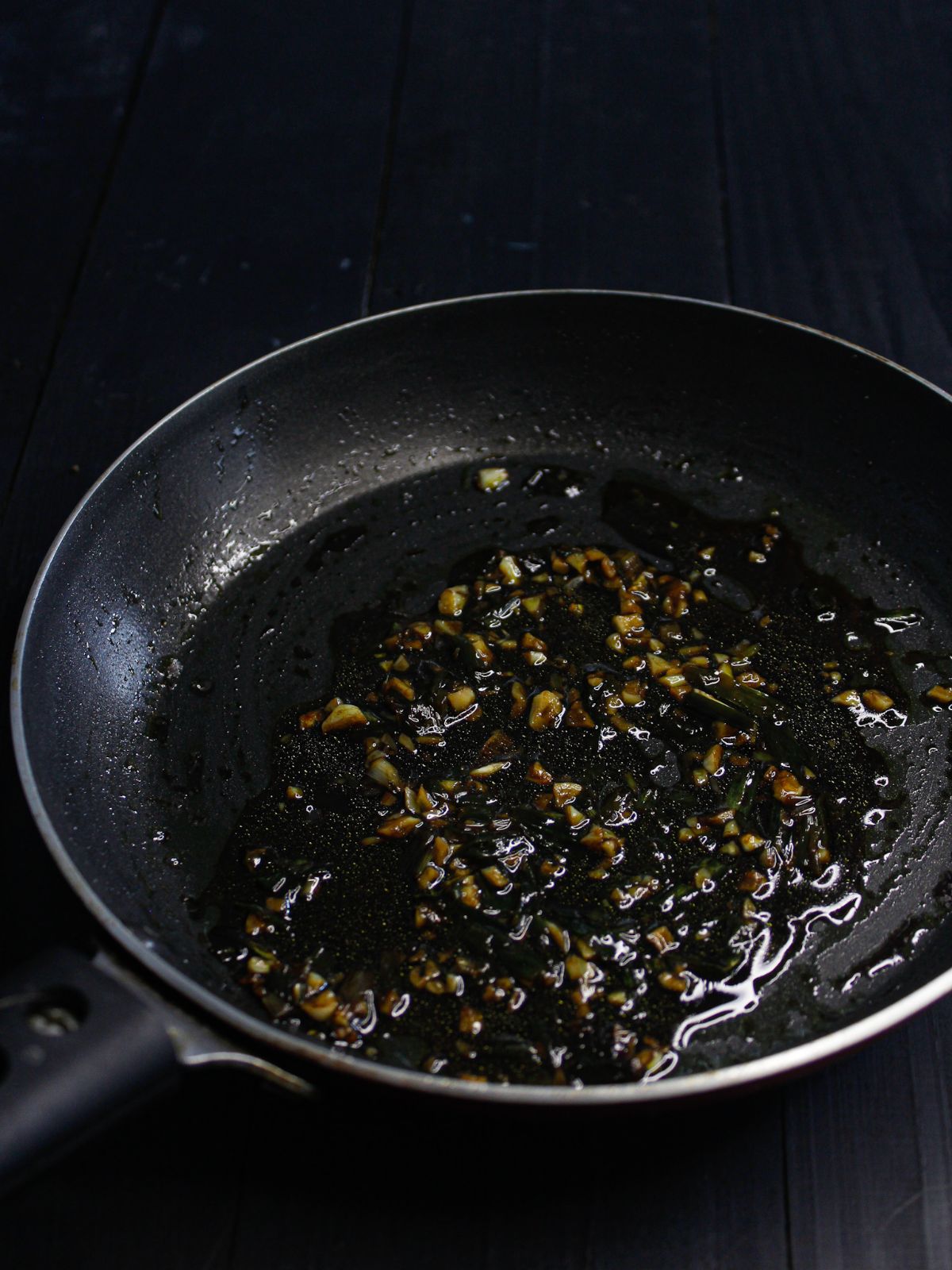 Добавьте в сковороду рыбный соус, соевый соус и коричневый сахар и перемешайте.